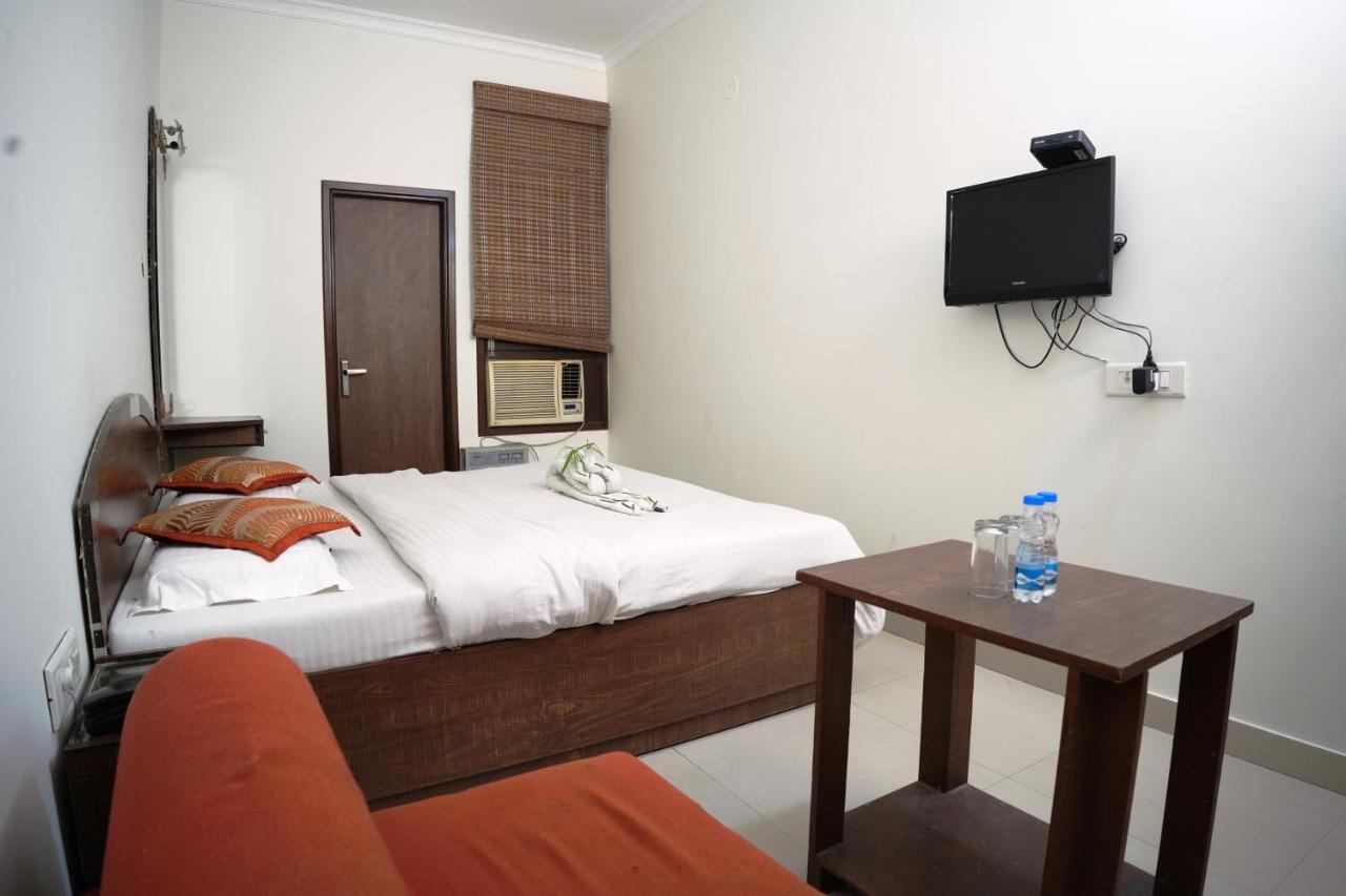 Hotel Holiday Comfort Αμριτσάρ Εξωτερικό φωτογραφία