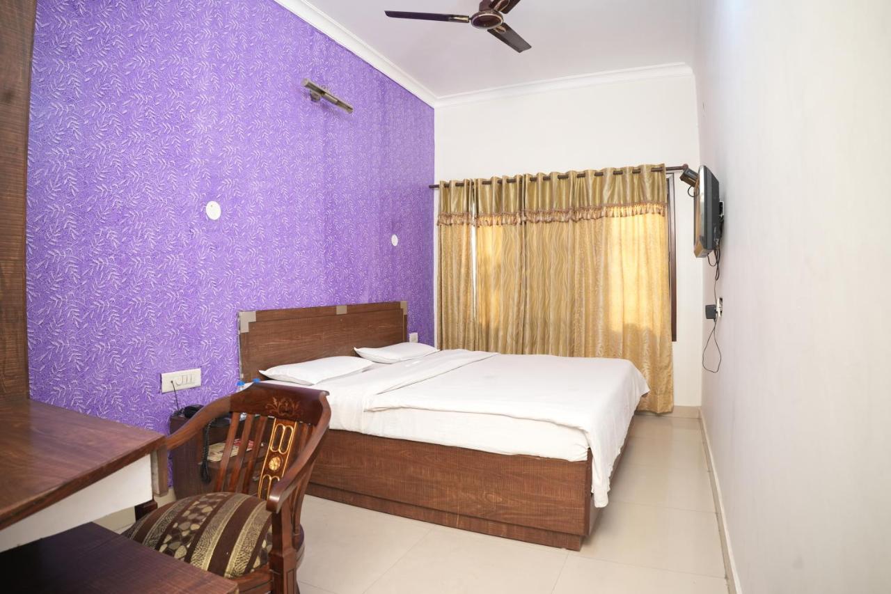 Hotel Holiday Comfort Αμριτσάρ Εξωτερικό φωτογραφία