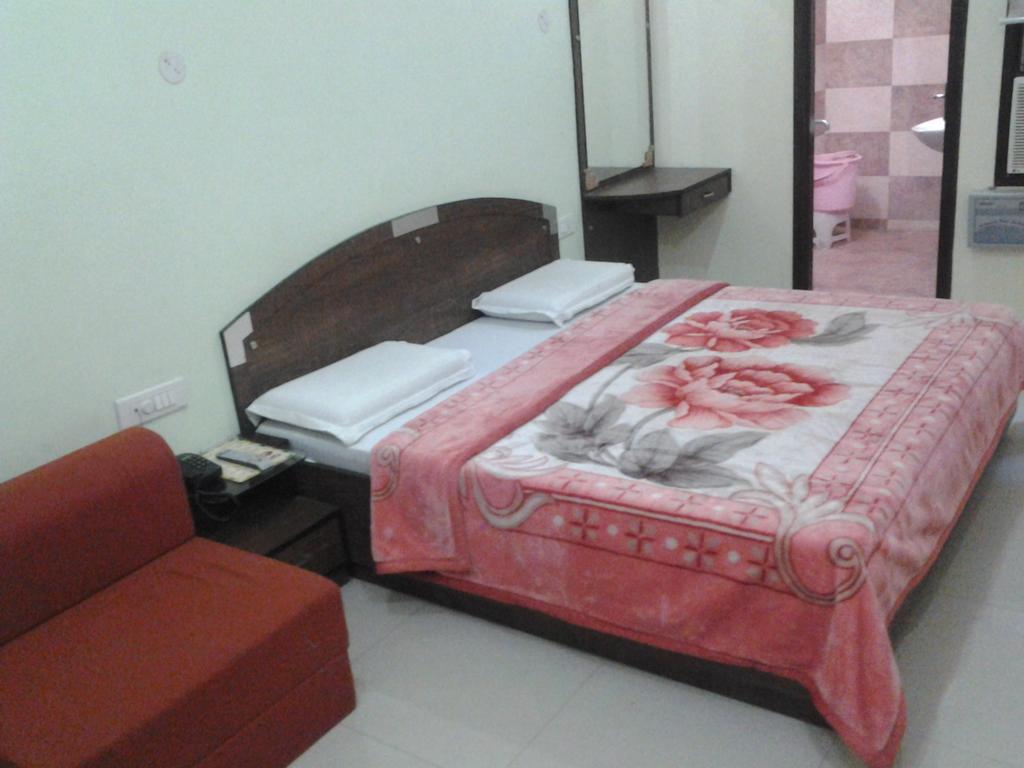 Hotel Holiday Comfort Αμριτσάρ Εξωτερικό φωτογραφία
